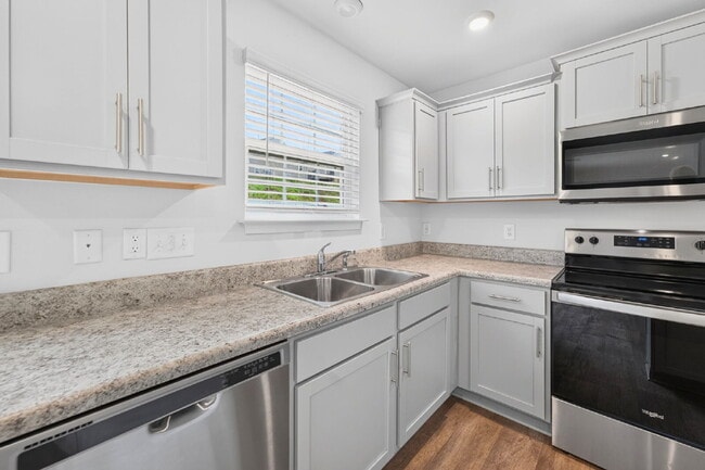 Building Photo - Experience Spacious Comfort: 3-Bedroom Home with 2.5 Baths.