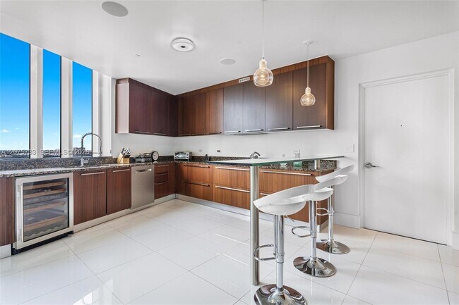 Building Photo - 16001 Collins Ave