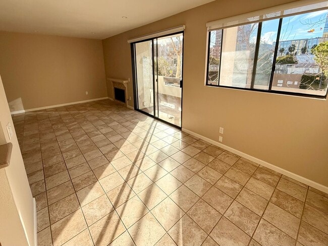 Building Photo - Large Downstairs 2br/2ba in Marina District!