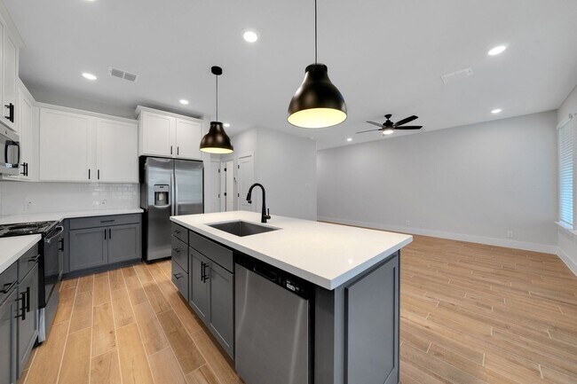 Building Photo - COMING SOON!!!  Beautiful Townhome!