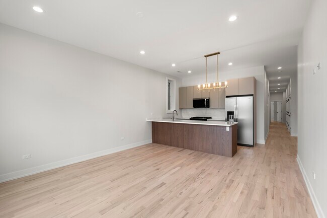 Building Photo - 428 E 50th Pl