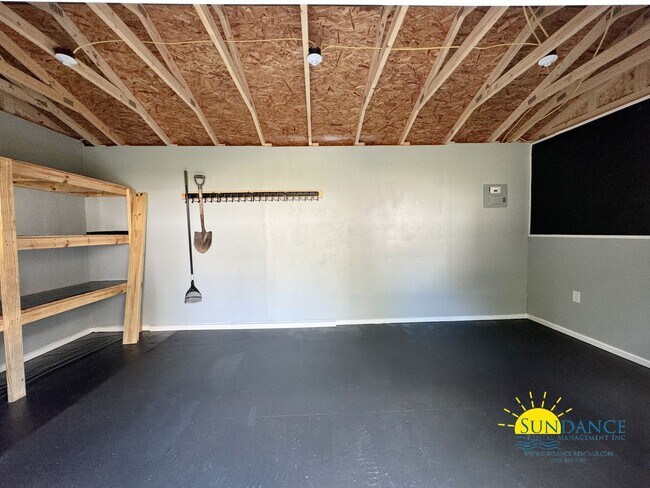Building Photo - Stunning South Crestview Home with many Custom Details!