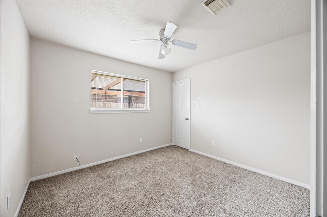 Building Photo - 19739 Mountain Dale Dr