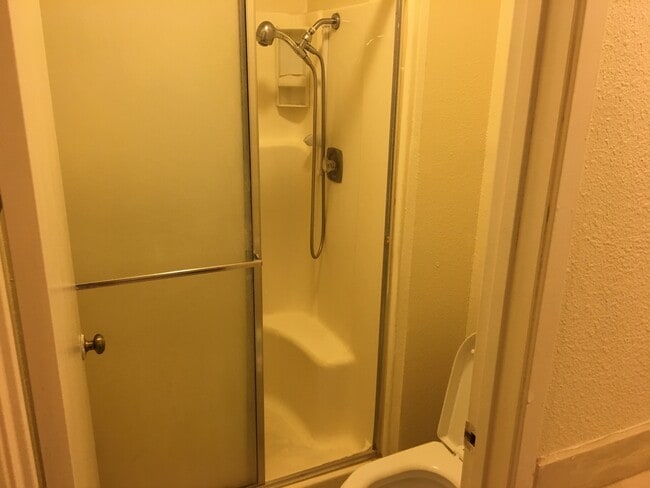 Building Photo - Beautifully Updated 2 Bed 2 Bath