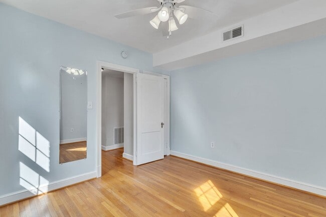 Building Photo - Updated Condo 3 Blocks from Metro