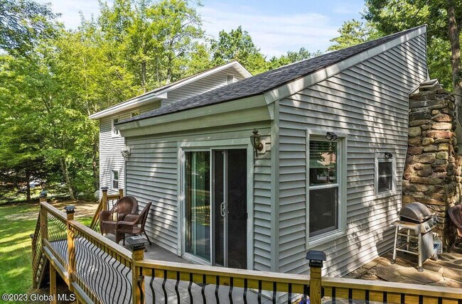 Building Photo - 374 Middle Rd