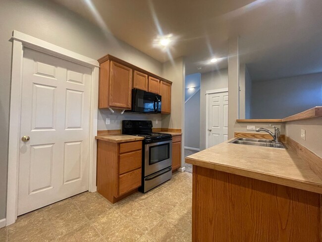 Building Photo - BEAUTIFUL 3 BEDROOM AND 2.5 BATHROOM TOWNHOUSE IN SOUTHWEST REDMOND!