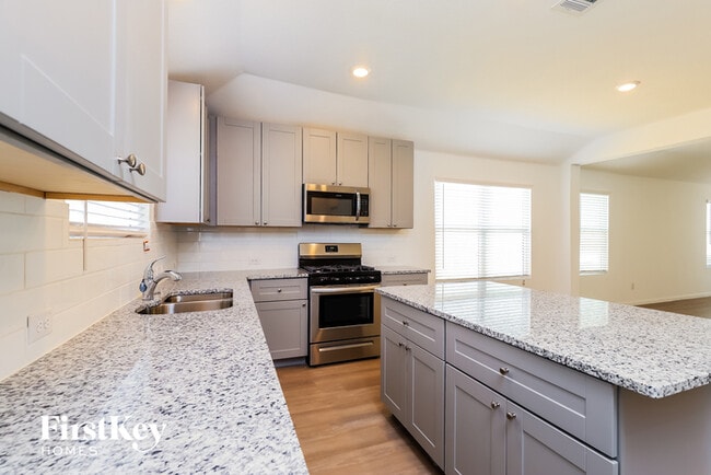 Building Photo - 10650 Vinateros Dr