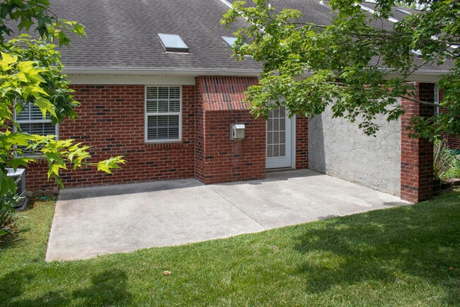 Building Photo - Updated 2BR 2.5BA Home w/ Lake Access • New Countertops • Patio in Farragut