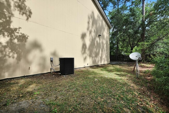 Building Photo - NEWLY RENOVATED 3 BEDROOM 2.5 BATHS TOWNHO...