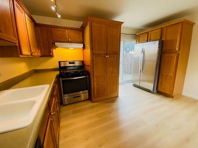 Building Photo - $1,550 Palm & Shaw, 2 Bedroom Condo - N Wi...