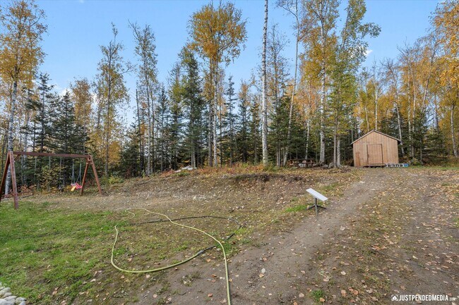 Building Photo - 3 Bedroom W/ Mother in Law Suite | 2 Bathr...
