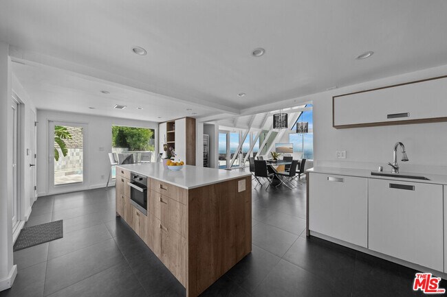 Building Photo - 8460 Cole Crest Dr