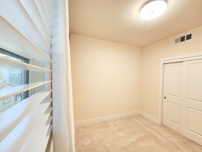 Building Photo - Modern 3 bed 2.5 bath townhome