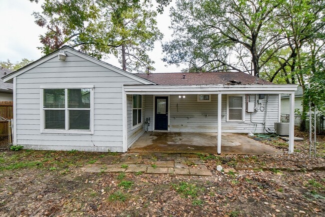 Building Photo - 1619 Viking Dr