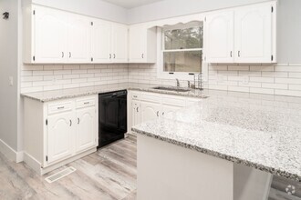 Building Photo - 3-bedroom, 2-bathroom recently remodeled h...