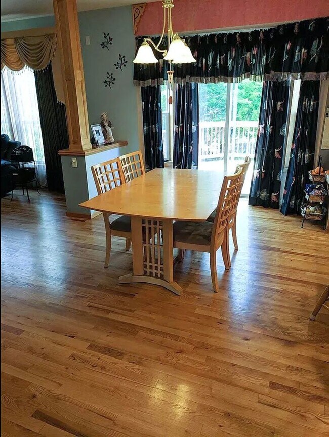 Building Photo - Spacious 4bed 3.5bath Single Family Home in Shakopee.  Featuring an in-home Theater