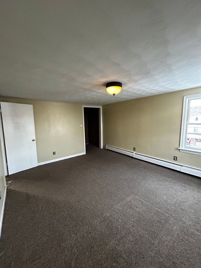 Building Photo - Welcome To This Charming 3-Bedroom, 1-Bathroom Home Located in the Heart of Carbondale, PA.