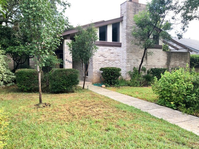 Building Photo - 4305 Center Oak Wds