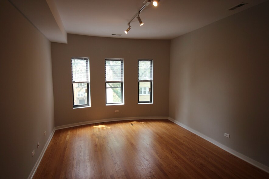 Primary Photo - 6447 N Claremont Ave