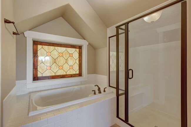 Building Photo - Charming Seattle Townhome with Garage Available Now! A/C included!