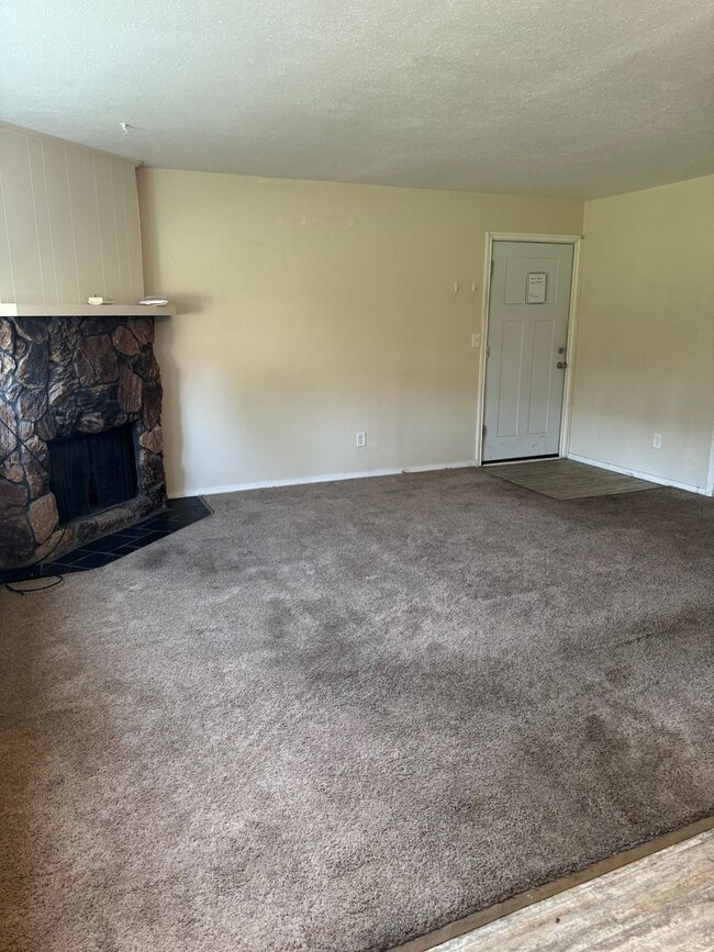 Building Photo - 2 bed/ 1 bath in well maintained 4plex