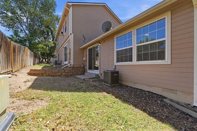 Building Photo - $1,295.95 1 bed, 1 bathroom, located in Aurora with a washer and dryer.