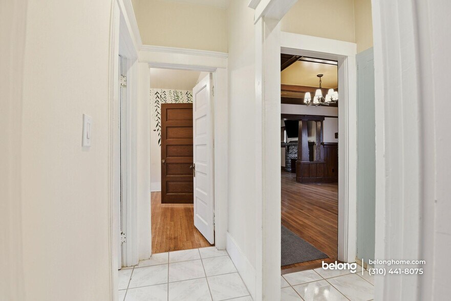 Building Photo - 1610 W 36th Pl