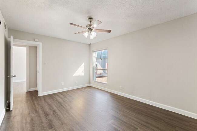 Building Photo - 5005 Manor Rd