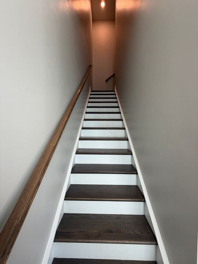 Building Photo - Midtown Townhouse