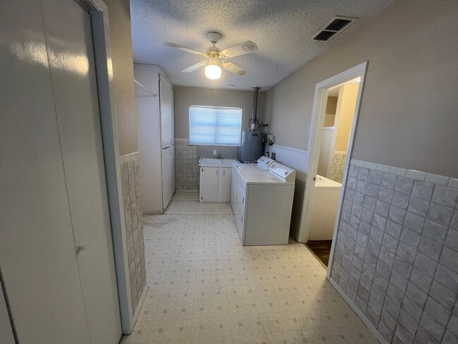 Building Photo - 730 W 17th Ln