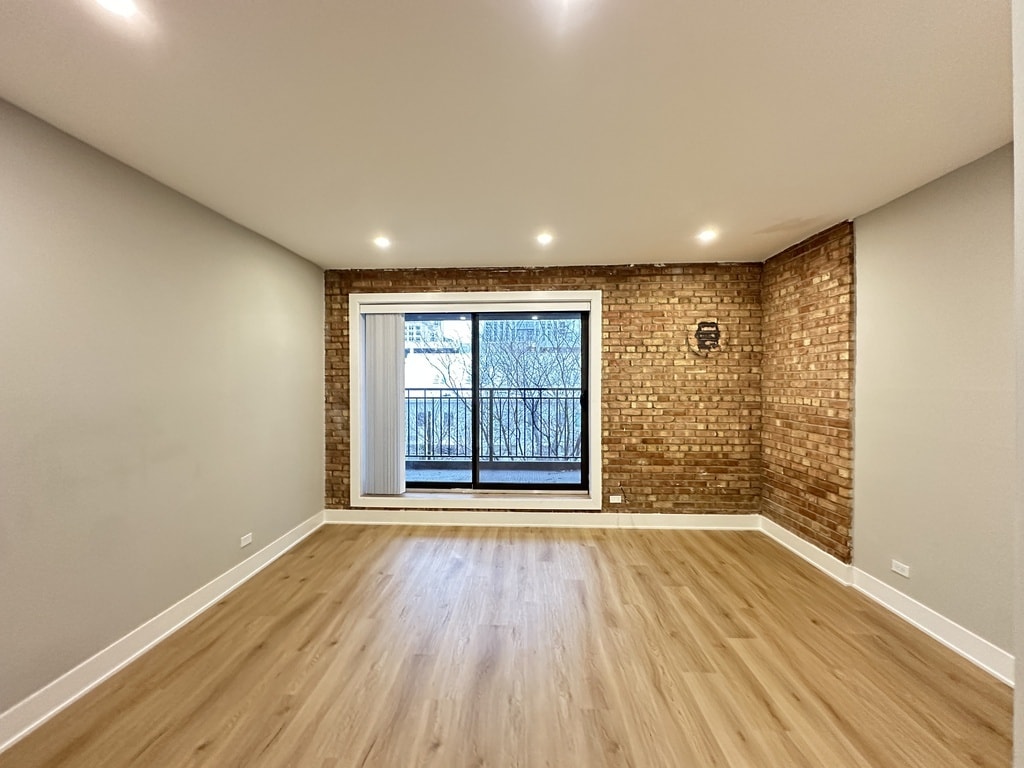 Building Photo - 1225 N La Salle Dr