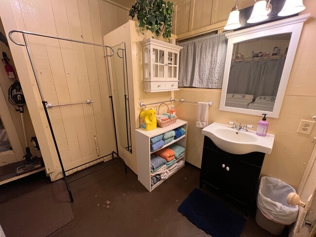 Building Photo - 546 Nani St