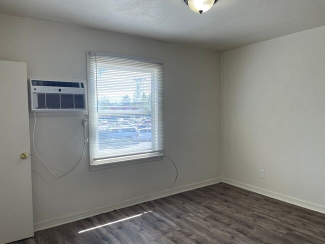 Building Photo - Newly Renovated-1 Bedroom 1 Bath Upstairs ...