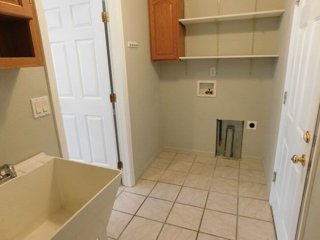 Building Photo - 3 Bed/2 Bath at Fountain Greens