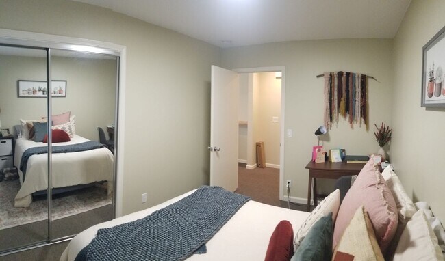 Building Photo - Immaculate 5 Bedroom 3 bath home with beautiful hill views!