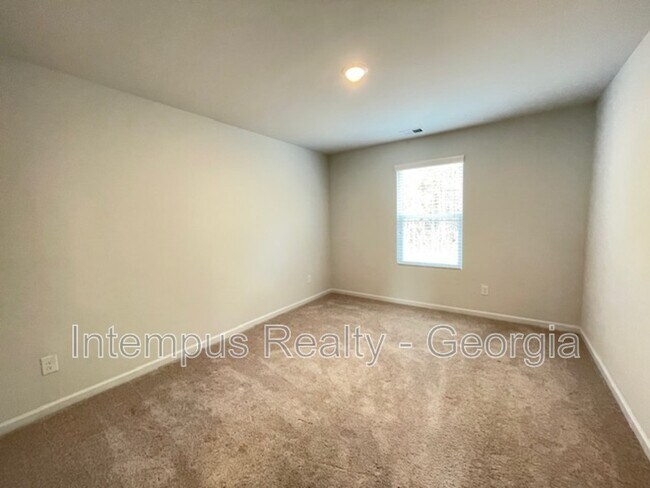 Building Photo - 693 Summerwood Ln