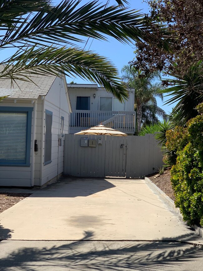 Building Photo - Cozy 1 bedroom cottage beach close with a yard, off street parking and a garage. Pets allowed