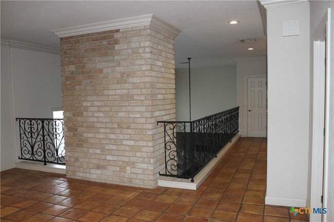 Building Photo - 6001 Country Club Dr