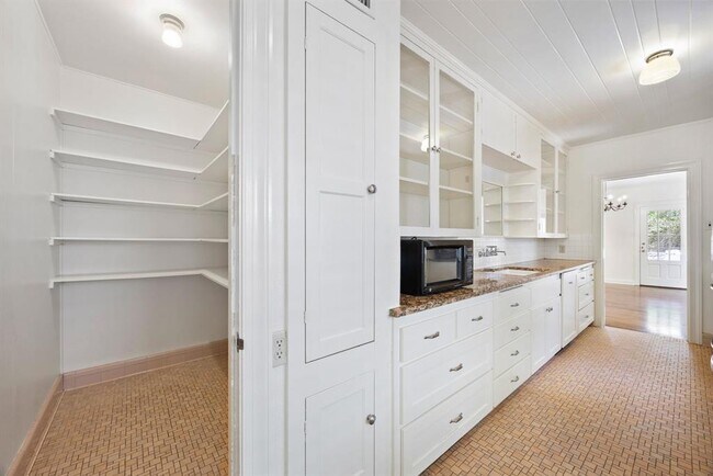 Building Photo - 610 Rathervue Pl