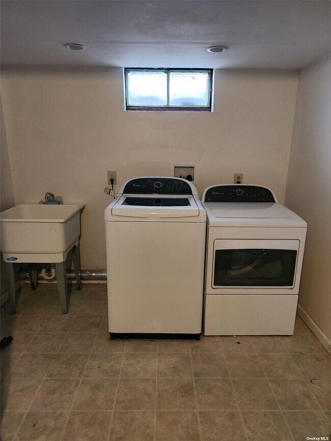 Building Photo - 14 Oakwood Rd