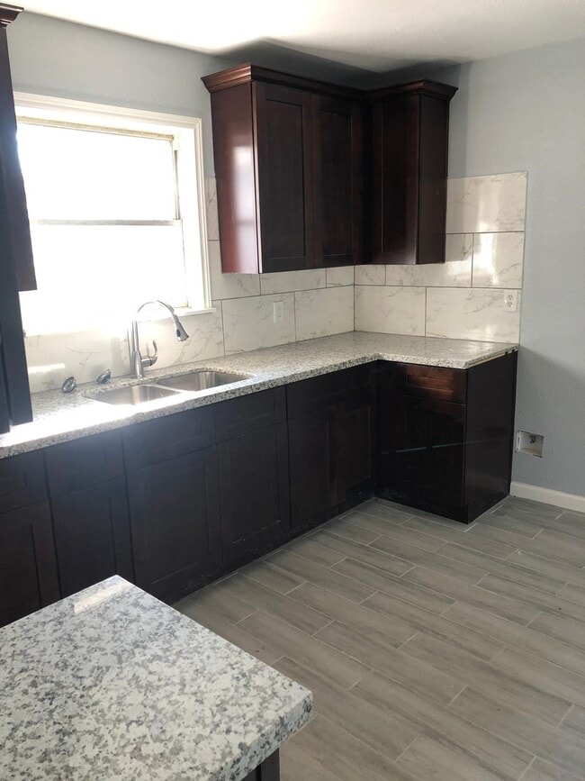 Building Photo - 6022 Lyndhurst Dr