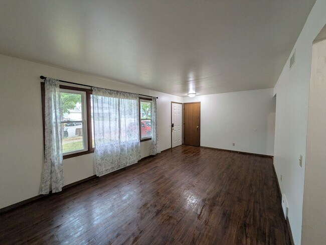 Building Photo - Trafalger Place Duplex