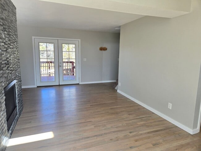 Building Photo - 3-bedroom, 2.5 bathroom home across the street from Twin Lakes