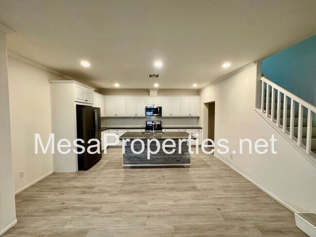 Building Photo - 3134 E La Avenida Dr