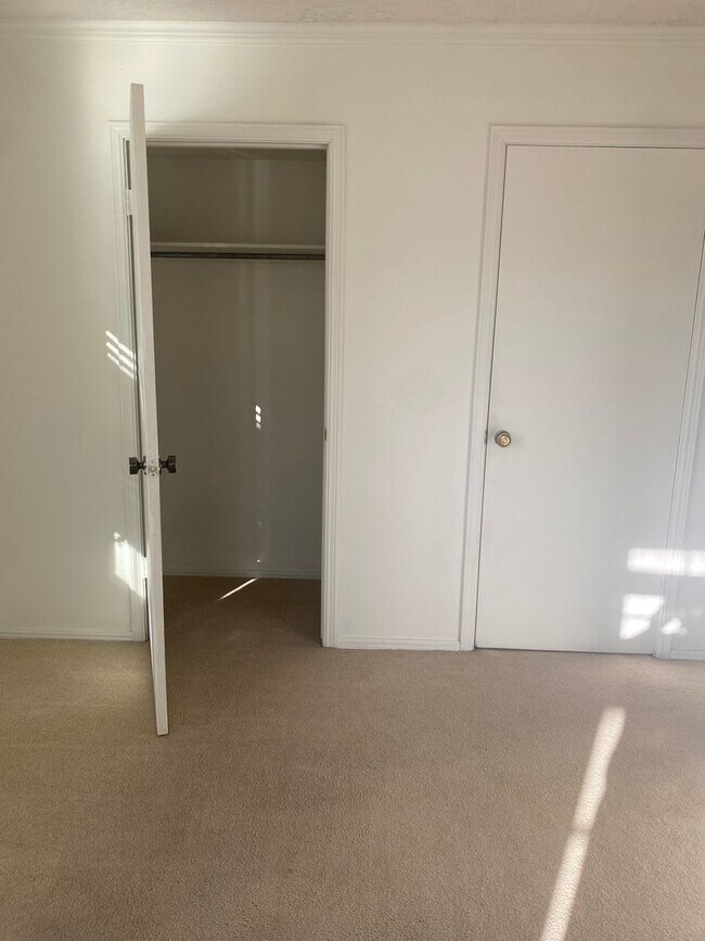 Building Photo - Great 2 Bedroom Condo !