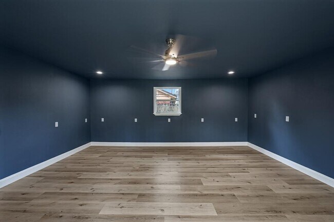 Building Photo - 4515 Larch Dr