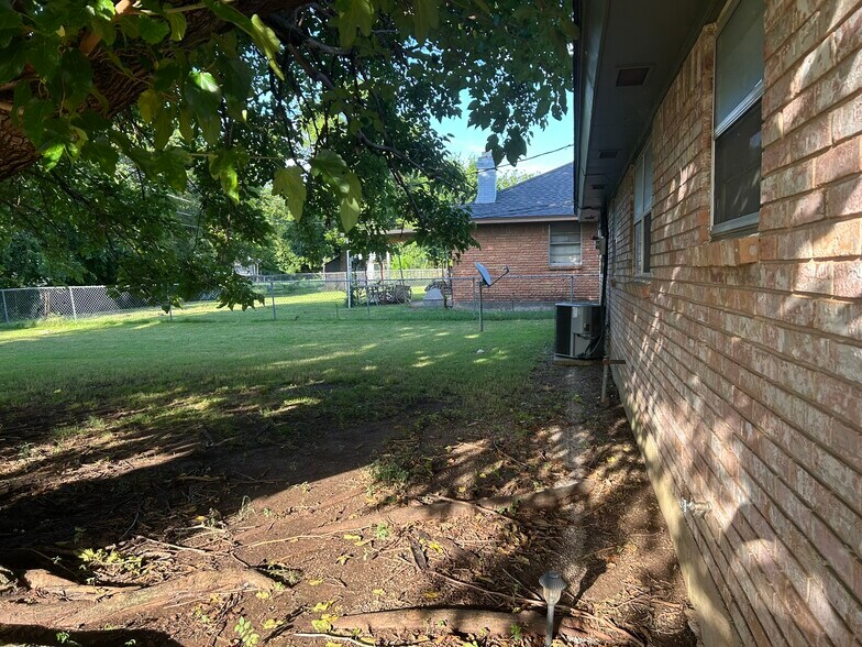 back of house and back yard - 1317 Lakecrest Dr