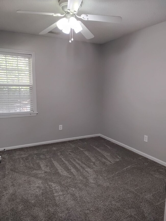 Building Photo - 422 Holly St