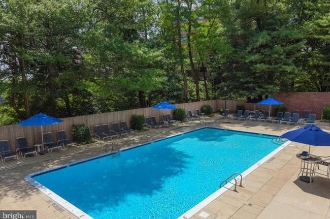 Building Photo - Sun-Drenched 2BR/2.5 BA Townhouse Condo in Gated Sutton Place